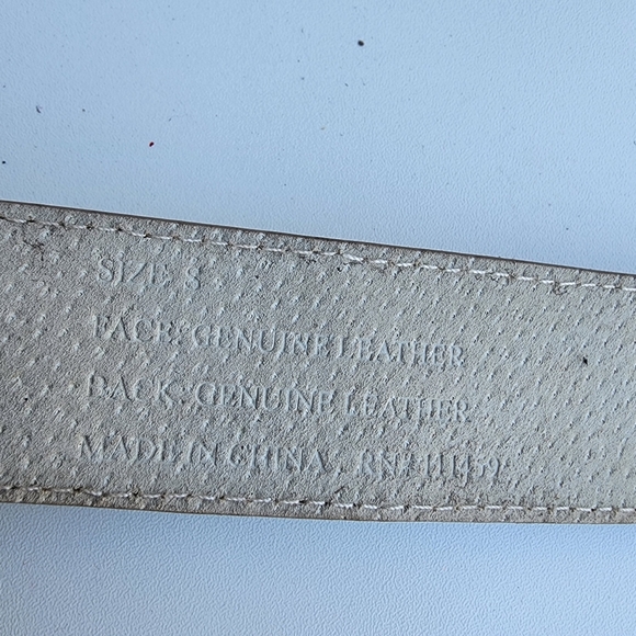 Light Gray Belt Bag with Textured Design and Silver Buckle - Picture 4 of 9